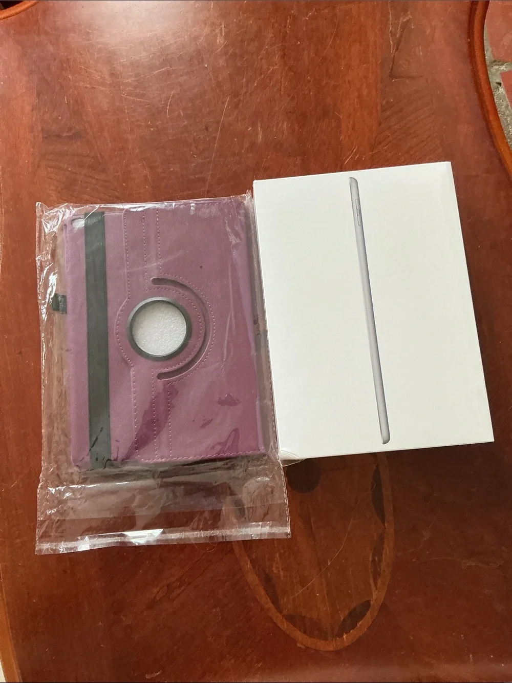 NEW Apple 6th Generation Wifi 32 GB Gray iPad and New Case
